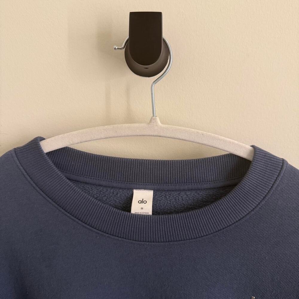 unisex/men’s-sized dark blue Bluestone ALO YOGA accolade crewneck sweatshirt [M] - Picture 4 of 5
